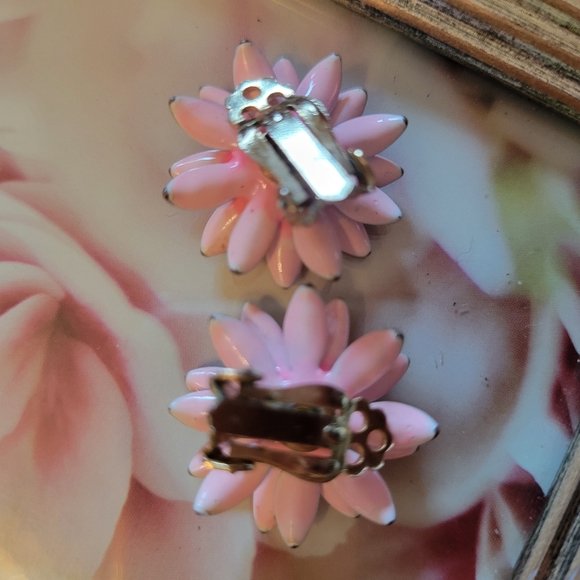 Vintage Pink Daisy Clip-On earrings ~ 1960s Mod ~ Flower Power~ Cute! - Picture 13 of 15
